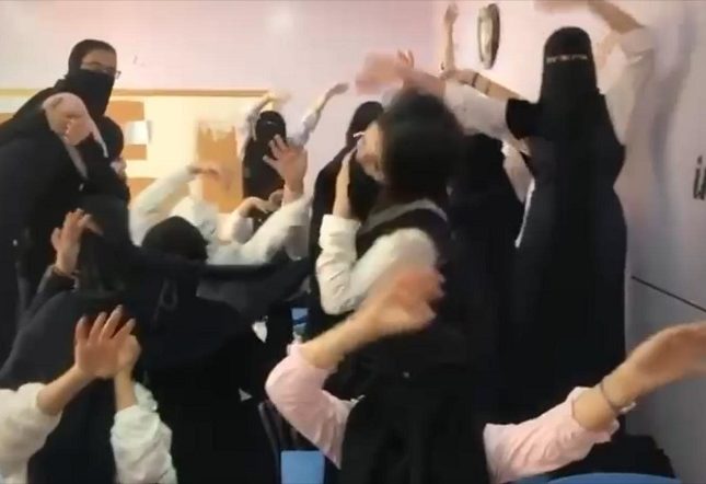 وصلة رقص لعدد من الطالبات في أحد الفصول بمدرسة في المملكة