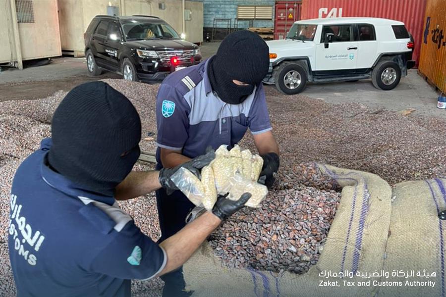 بالصور: الجمارك تستقبل إرسالية كاكاو بميناء جدة.. وعند تفتيشها كانت المفاجأة