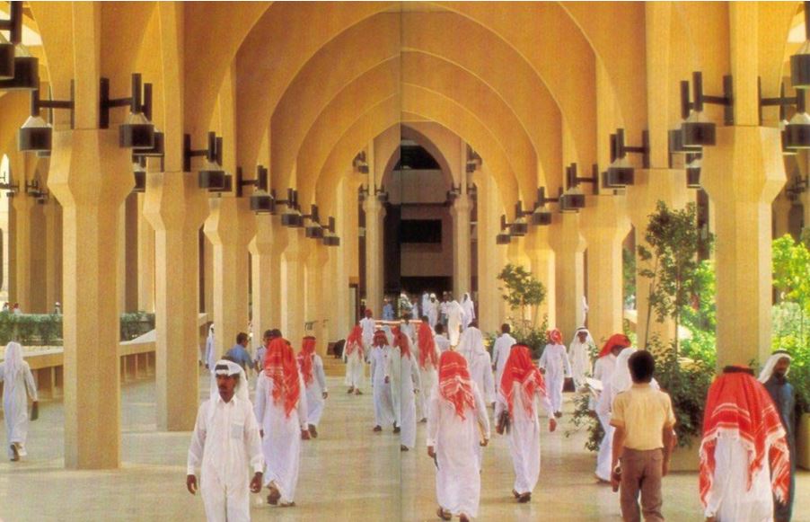 اختفى الشماغ والعقال.. شاهد : صورة للطلاب تكشف الفارق بين الماضي والحاضر في جامعة الملك سعود