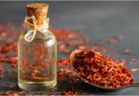 زيت القرطم.. سلاحك السحري للتخلص نهائيًا من مشكلة الحبوب