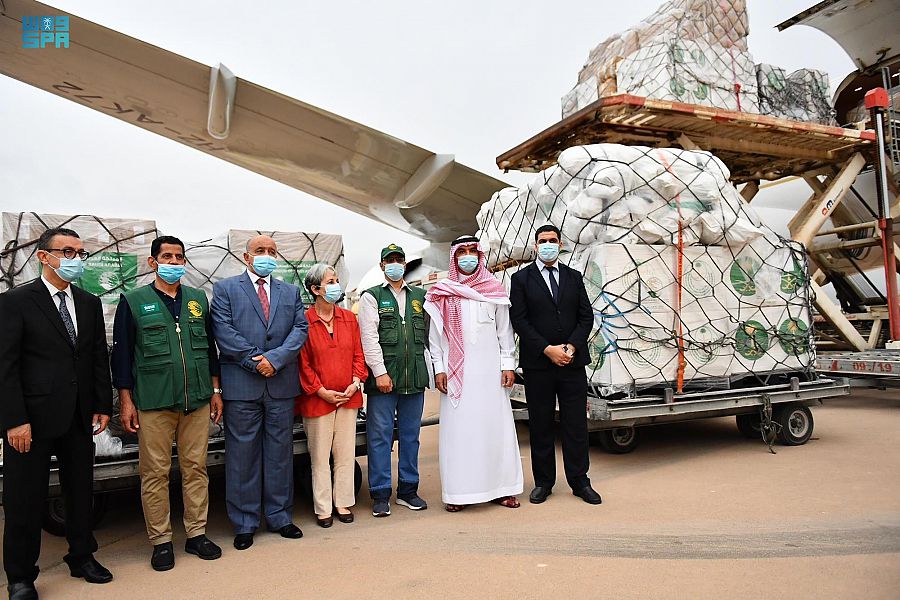 إنفاذاً لتوجيهات خادم الحرمين.. شاهد وصول أولى طلائع الجسر الجوي السعودي الإغاثي إلى الجزائر