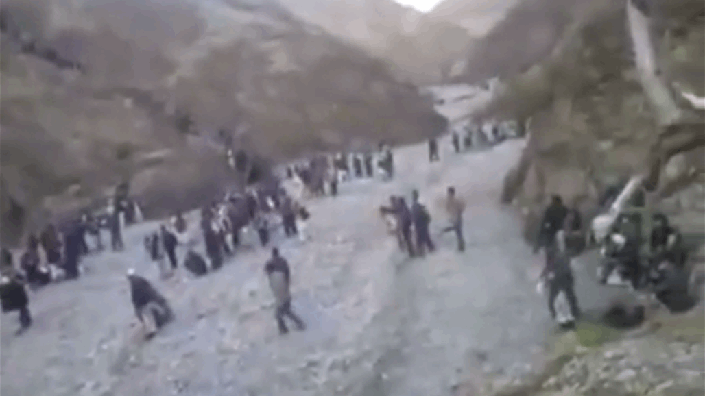 شاهد مئات الأفغان يتسلقون الجبال هرباً من طالبان واللجوء لهذه الدولة