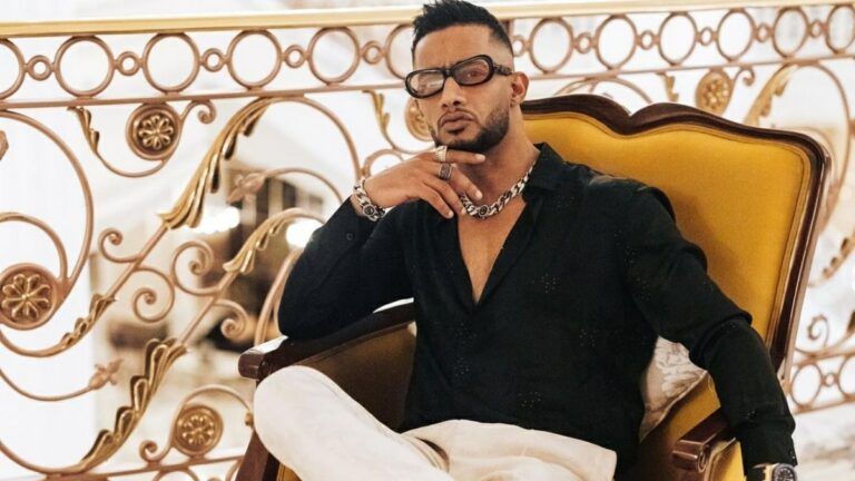 شاهد محمد رمضان يلتقط السيلفي مع محبيه في عزاء حماته