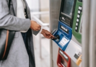 إيقاف الخدمات البنكية ماذا يشمل ورفعه عبر البنك أو مؤسسة النقد