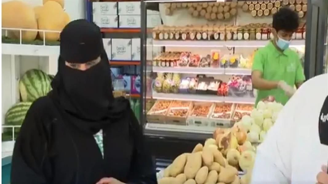بالفيديو بدأت بمعمل صغير فتاة سعودية تروي قصة نجاحها في مجال بيع الخضراوات والفواكه 