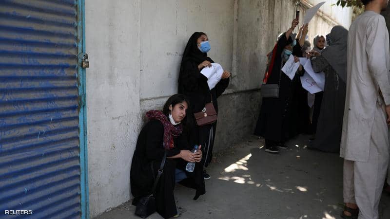 شاهد عناصر طالبان تعتدي على النساء لتفريق مظاهرة وتطلق الرصاص في الهواء