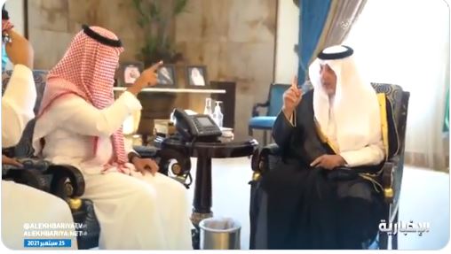 شاهد الأمير خالد الفيصل يتحدث بلغة الإشارة مع موظف بإمارة مكة المكرمة