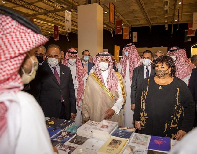 تحت رعاية خادم الحرمين .. بالصور: وزير الثقافة يدشن معرض الرياض الدولي للكتاب 2021