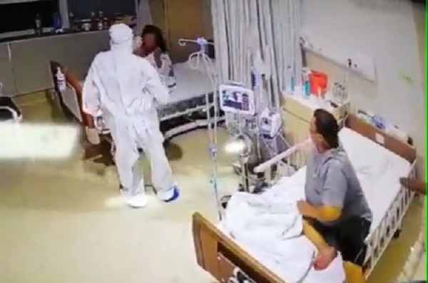 شاهد ردة فعل مريضة بكورونا بعدما تفاجأت بممرض وأعتقدت أنه شبح