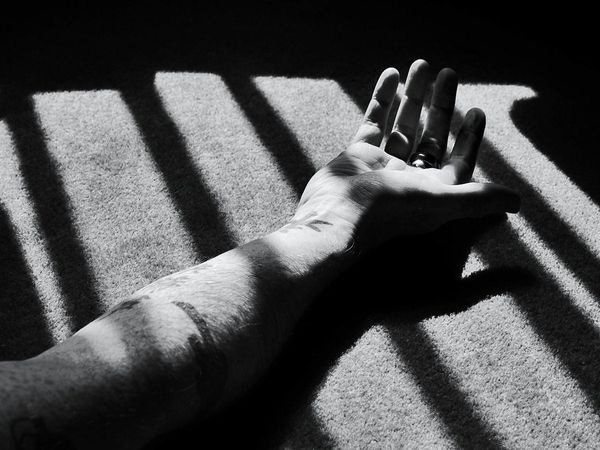 وجدوه غارقاً في دمائه.. تفاصيل مقتل زوج خنقا بالوسادة على يد زوجته بمساعدة عشيقها وصديقه بمصر