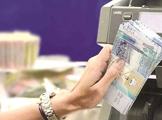في إطار خطط التقشف.. الكويت تقرر خفض رواتب موظفين في جهاز حكومي إلى النصف