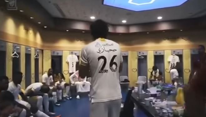 شاهد ماذا يفعل لاعب الاتحاد حجازي لزملائه داخل غرفة الملابس