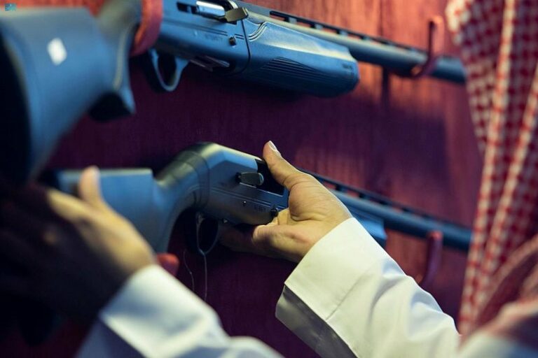 معرض الصقور السعودي الدولي يجمع هواة الصيد واقتناء الأسلحة