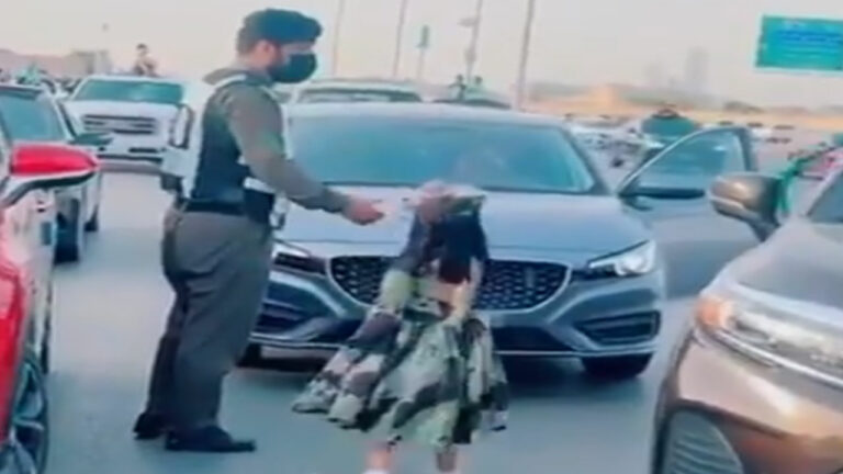 بالفيديو.. طفلة تهدي رجل مرور زجاجة مياه وتلقي التحية العسكرية تكريمًا لدوره