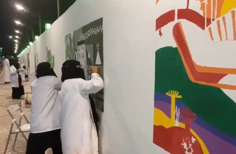 بالفيديو: بمشاركة نسائية.. تنفيذ جدارية وطول 150 متراً بالقريات بمناسبة اليوم الوطني 91