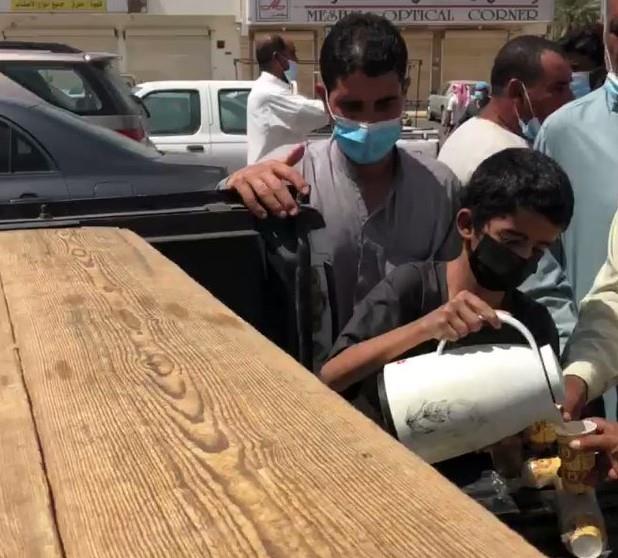 فيديو.. طفل يقدم القهوة والتمر للمصلين بعد خروجهم من صلاة الجمعة بالقصيم