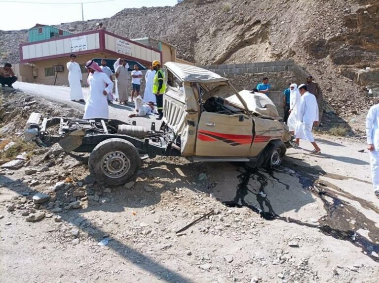 حادث تصادم مروع ينتهي بإصابة خطيرة لقائد المركبة في الباحة -صور