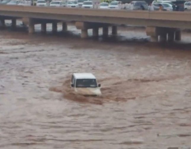 شاهد.. الدفاع المدني يبث فيديو لحوادث مميتة أثناء عبور المركبات للأودية: لا تغامر حتى لا تكون الضحية التالية