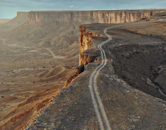 سقوط مركبة سياح من أعلى قمة جبل فهرين بالرياض.. والكشف عن عدد الوفيات والمصابين