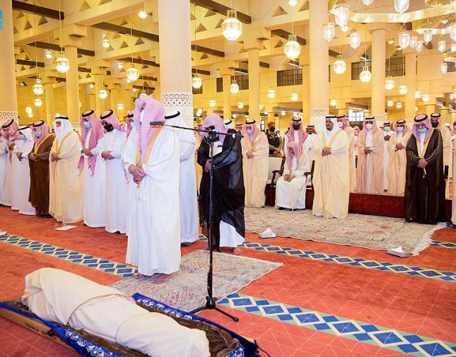 شاهد.. صور الصلاة على جثمان الأمير عبدالله بن محمد بجامع الإمام تركي