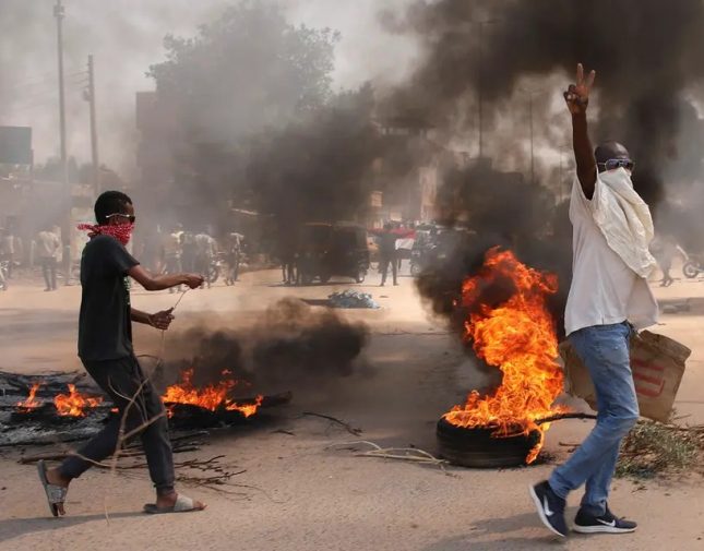 السودان: انتشار عسكري وإغلاق الجسور ومنع الدخول والخروج من الخرطوم وقطع الإنترنت- فيديو