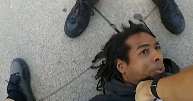 شاهد شرطي أمريكي يسقط مشرد أسود أرضاً ويدهس على وجهه بقدمه