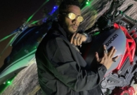 يقود دراجة نارية وبجانب طائرة هليكوبتر.. شاهد محمد رمضان ينشر صوراً من داخل قصر نجل حاكم الإمارات