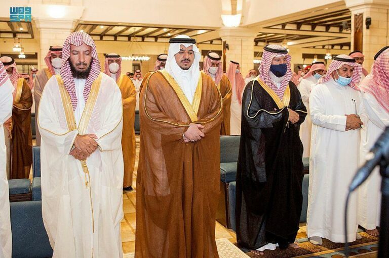 أمير الرياض بالنيابة يؤدي صلاة الميت على بداح الفغم