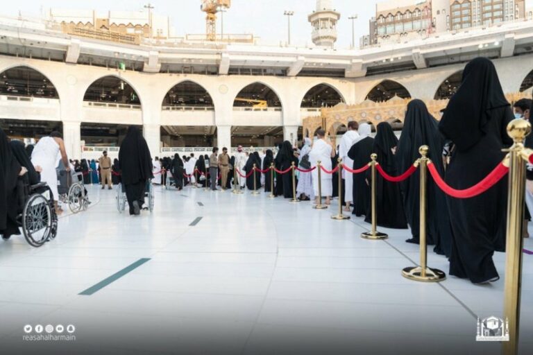 شاهد فصل تنظيمي واحترازي لمسار طواف المسنين والمعاقين بالحرم