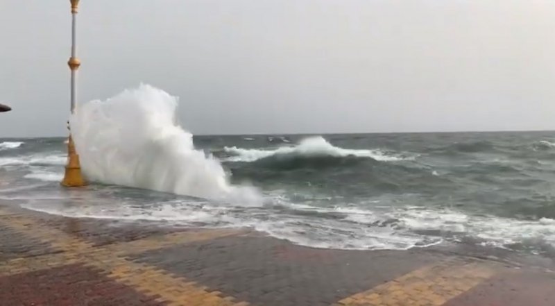 الأرصاد يُنبِّه الشرقية وجازان: سُحب رعدية وضباب ورياح وارتفاع بالأمواج