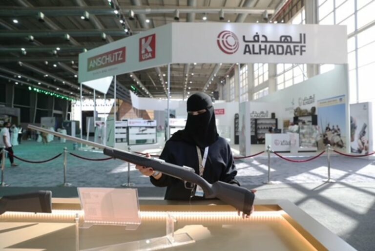 سعوديات يجذبهن عالم السلاح في معرض الصقور والصيد السعودي الدولي