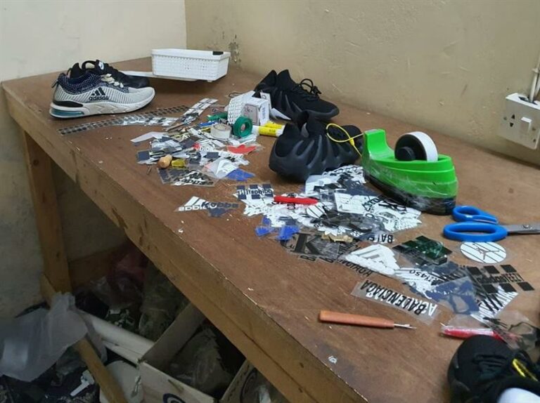بالصور.. ضبط 23 ألف لاصق لتزوير ماركات الأحذية الرياضية في منزل شعبي بجدة