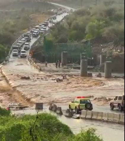 فيديو.. السيول توقف حركة مرور المركبات في وادي شهدان بمنطقة جازان