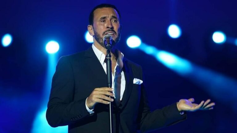 شاهد كاظم الساهر يفاجئ الجمهور بملامح وجهه.. فلتر أم تجميل؟