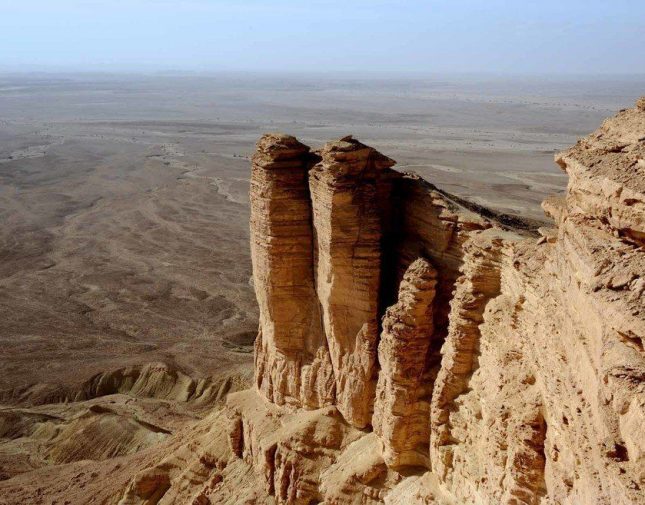 بيان من الدفاع المدني بشأن حادثة سقوط سيارة سياح من أعلى قمة جبل فهرين حافة نهاية العالم بالرياض