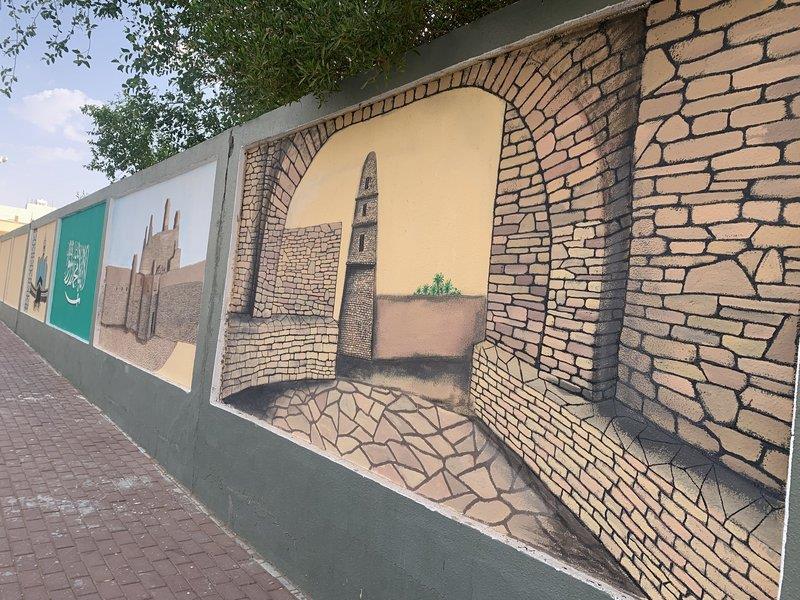 استغل موهبته في تجميل المدرسة.. معلم يحول الأسوار إلى لوحات فنية a3c50d58 055e 4b18 989d 9da0b26e3a8a - استغل موهبته في تجميل المدرسة.. معلم يحول الأسوار إلى لوحات فنية