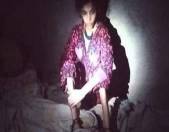مصر: العثور على طفلة مقيدة بسلاسل حديدية داخل غرفة مهجورة لمدة 3 سنوات.. ومفاجأة بشأن هوية الجاني