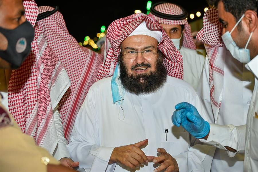 شاهد السديس يتذوق منتجات مزارعي الرمان في مهرجان الشيحية بالقصيم