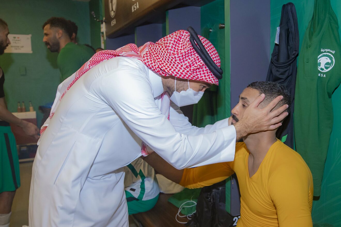 أسطورة الهلال والمنتخب السعودي يُساند فواز القرني