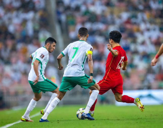 شاهد.. السعودية تفوز على الصين بثلاثية.. وتتصدر مجموعتها بتصفيات كأس العالم!