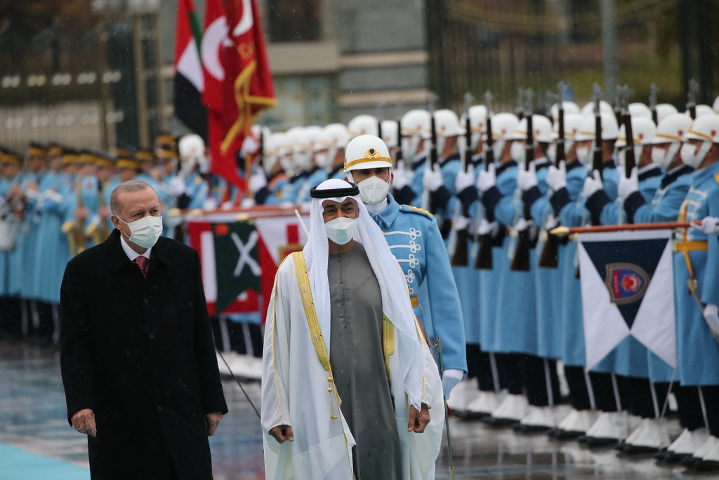 شاهد.. لحظة استقبال أردوغان لولي عهد أبو ظبي الشيخ محمد بن زايد في زيارة رسمية لتركيا