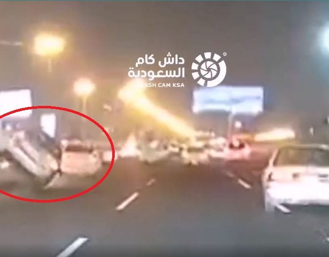 حادث غريب.. شاهد لحظة اصطدام مركبة بأخرى من الخلف بخميس مشيط