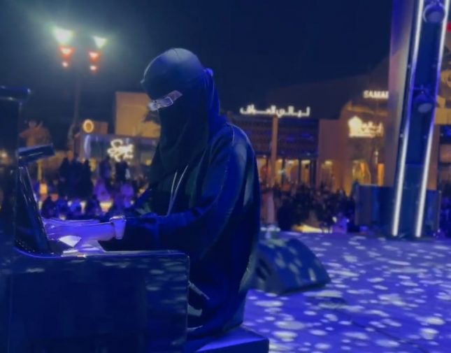 شاهد.. فتاة منتقبة تعزف مقطوعة موسيقية هادئة على البيانو في البوليفارد وتُثير إعجاب الجمهور