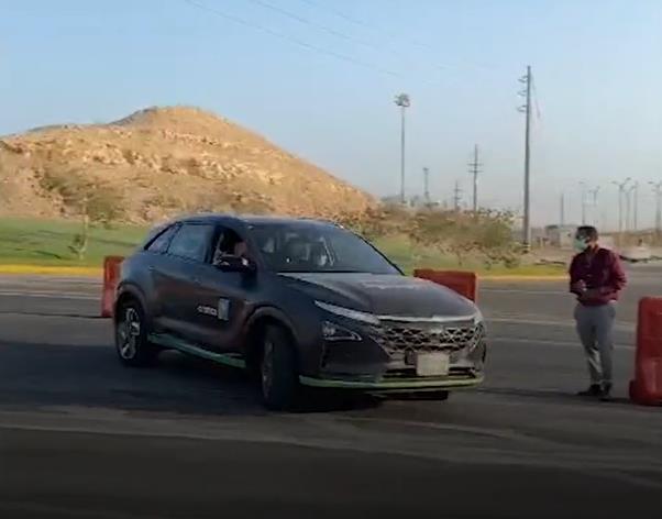 شاهد فتاة سعودية تقود تجربة شركة أرامكو لسيارة تعمل بوقود الهيدروجين