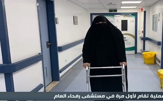 استمرت العملية 5 ساعات متواصلة.. شاهد مريضة ستينية تتمكن من الحركة والمشي بعد إصابة خطيرة بعنق الفخذ