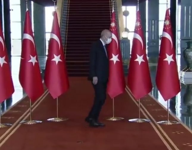 شاهد أردوغان يمشي بطريقة غريبة كاد أن يفقد توازنه ويسقط