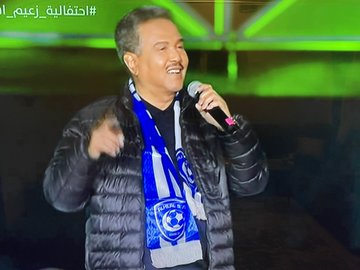 شاهد محمد عبده يرقص على طريقة مايكل جاكسون باحتفالية الهلال في البوليفارد