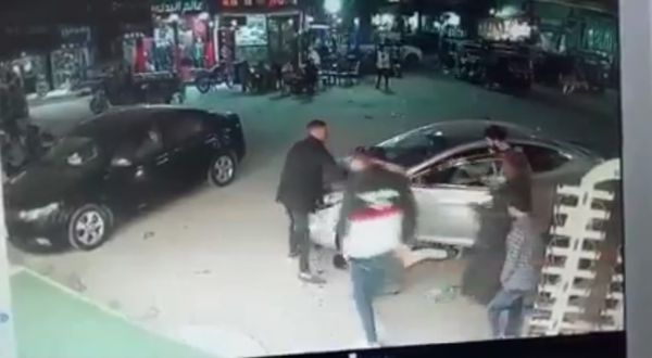 مصر: شاهد سائق يدهس طفلًا ويمرّ فوق جسده ثم ينتبه أنه أسفل الإطارات بعد نزوله من السيارة