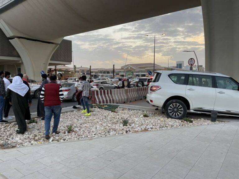 انحراف مركبة بعد حادث مروري يتسبب في دهس امرأة وطفلها على الرصيف في الرياض