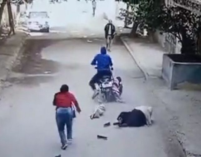 بالفيديو: لص بدراجة بخارية يسحل طالبتين وسيدة أثناء سرقة هاتف بالقاهرة